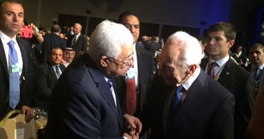"أبو مازن" يصافح شيمون بيريز على هامش لقاءات منتدى دافوس فى الأردن