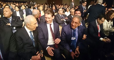 بالصور.. حوار جانبى بين عمرو موسى وشيمون بيريز فى  مؤتمر دافوس البحر الميت