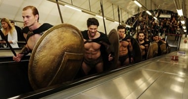 أغرب دعاية لفيلم "Rise of an Empire"..جيش من المحاربين يغزو مترو لندن
