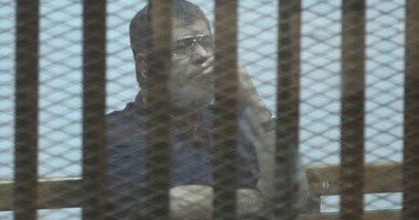 إشارة من نجل مرسى لوالده لطمأنته فى أولى جلسات محاكمته بتهمة إهانة القضاء