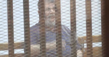وصول مرسى وعلاء عبد الفتاح لبدء محاكمتهما فى اتهامهما بإهانة القضاء
