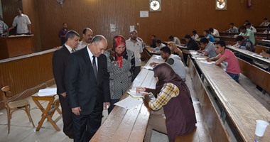 رئيس جامعة سوهاج يتفقد لجان امتحانات نهاية العام بكلية الزراعة
