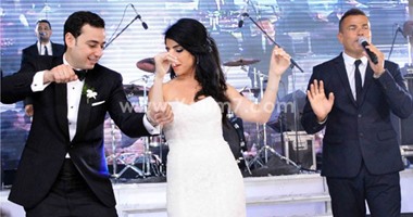 بالصور.. الهضبة يشدو بأجمل أغانيه فى زفاف محمود عوض ونادين بيضون