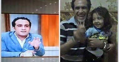 نشطاء يتداولون صورة لمسئول حركة بداية يرفع علامة رابعة مع ابنته