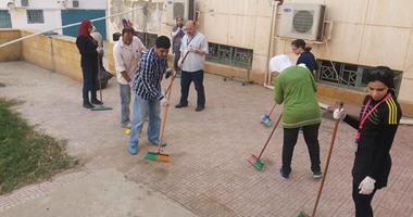 بالصور.. وكيل وزارة الصحة يشارك فى حملة نظافة مستشفى الإسماعيلية العام