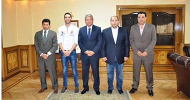 وزير الرياضة يكرم السباح أحمد أكرم بعد تأهله للأولمبياد