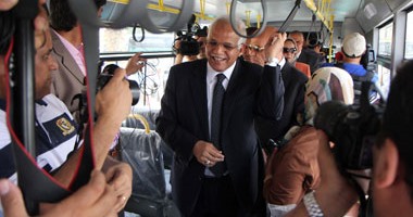محافظ القاهرة يستقل أحد أتوبيسات النقل العام الجديدة