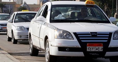 سائقو التاكسى بطنطا يحتجون على عمل السيارات الملاكى بنظام الأجر