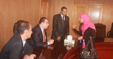 محافظ الفيوم يعفى مواطنا من دفع فواتير المياه والكهرباء ويوفر "أكشاك" لآخرين