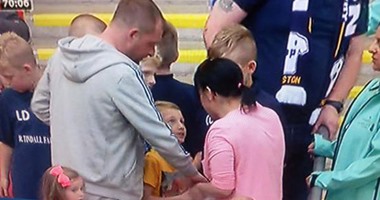 بالفيديو.. بريستون يعتذر للطفل المسروق ويهديه قميص "بيكفورد" الاحتياطى