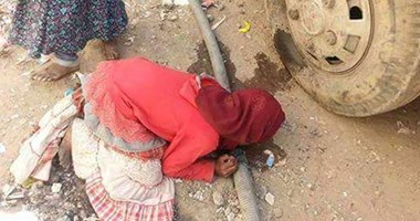 تداول صورة لفتاة يمنية تعانى العطش وتشرب من أحد ثقوب ماسورة مياه