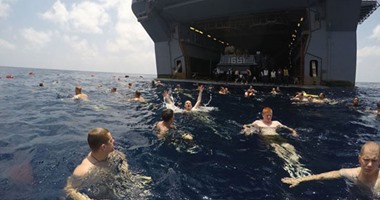 "سكاى نيوز": مجندون بقوات "المارينز" الأمريكية يسبحون فى خليج عدن