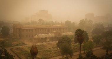 بالصور.. مصر تتعرض لعواصف مثيرة للأتربة وانعدام الرؤية على الطرق السريعة