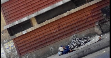 "واتس آب اليوم السابع": مواطن يفترش الأرض بالقرب من مستشفى الجلاء