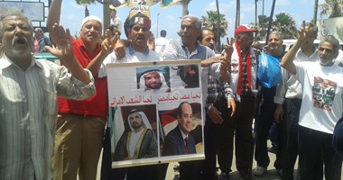 متظاهرو القائد إبراهيم يرفعون صور السيسى وحكام الإمارات