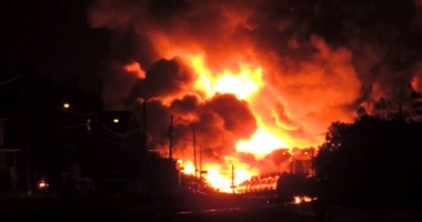 انفجار شاحنة محملة بالمواد البترولية برصيف ميناء شقير البحرى بالبحر الأحمر