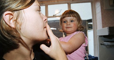 خبراء بريطانيون يحذرون من تعرض آلاف الأطفال للفقر سنويا بسبب تدخين الآباء