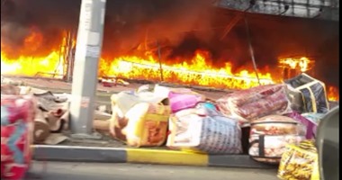 بالفيديو.. "واتس آب اليوم السابع": حريق هائل بسوق مفروشات فى الإمارات
