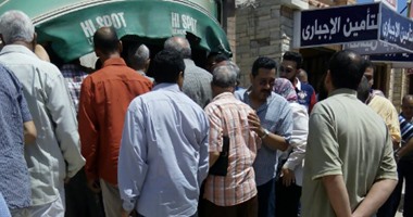 "واتس آب اليوم السابع": زحام فى صرف كروت البنزين بمرور طوسون بالإسكندرية