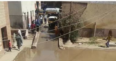 واتس آب اليوم السابع: مستشفى ديروط بأسيوط غارق فى مياه الصرف الصحى