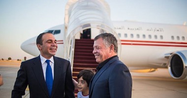 بالصور..ملك الأردن يستقبل الأمير على بمطار الملكة علياء بعد انتخابات الفيفا
