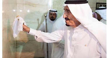 بالصور.. الملك سلمان عبد العزيز وولى العهد يغسلان الكعبة المشرفة