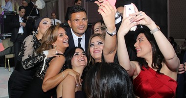 بالصور.. الـ selfie يطارد "الهضبة" فى زفاف "أحمد وداليا "