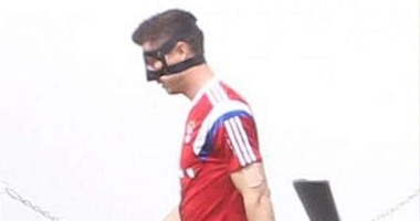 ليفاندوفسكى يظهر بـ"القناع" قبل مواجهة برشلونة