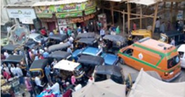 "واتس آب اليوم السابع":الباعة الجائلون والتكاتيك يعيقان سيارة إسعاف من أداء عملها