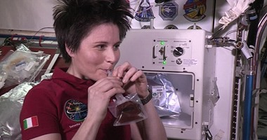 بالصور.. "سامنثا كريستوفوريتى" أول رائدة فضاء تتناول القهوة فى الفضاء