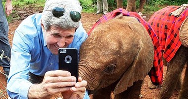 بالصور.. كيرى يلتقط صورة سيلفى مع "فيل" خلال زيارته لنيروبى
