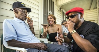أكبر جندى أمريكى يحتفل بعيد ميلاده الـ109 بتدخين السجائر وتناول البرجر