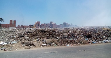 قراء اليوم السابع عبر "الواتس آب": تلال القمامة تحاصر مدخل المحلة الكبرى