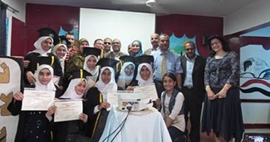 التعليم بسوهاج تكرم طالبات أكاديمية "أوراكل" بمدرسة ناصر الإعدادية بنات