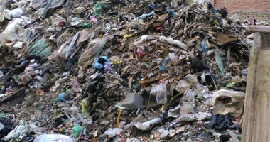 قارئ يرسل صورًا لمحاصرة القمامة لمدرسة بالشرقية عبر "واتس آب اليوم السابع"