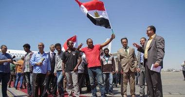 الإثيوبيون العائدون من ليبيا يرددون هتافات: "تحيا مصر"