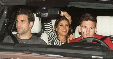 بالصور.. فابريجاس يستعيد ذكريات برشلونة مع ميسى وبويول فى عيد الميلاد