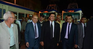محافظ الإسكندرية يتفقد وصول دفعة من قطارات الترام وأتوبيسات النقل العام