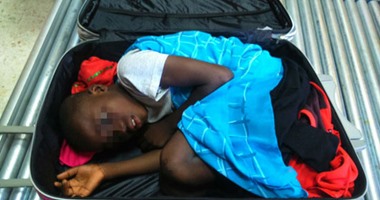 بالصور..الشرطة الأسبانية تكتشف صبيا مخبأ فى حقيبة أراد والده تهريبه لأوروبا