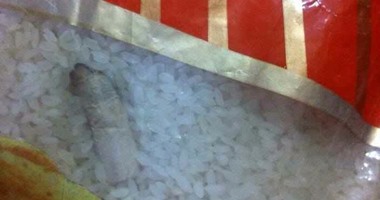 "اليوم السابع واتس آب": مواطن يعثر على "أعقاب سجائر" بأرز التموين