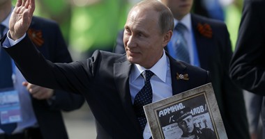بوتين يتقدم مسيرة تضم ربع مليون شخص فى موسكو حاملا صورة والده 	