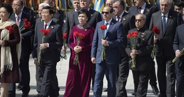 السيسى يشارك بوتين فى وضع إكليل من الزهور على قبر الجندى المجهول