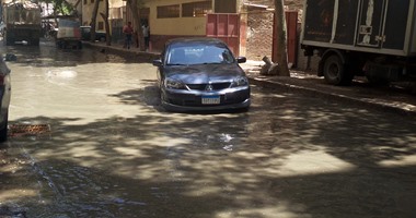 بالصور.. طفح المجارى بعزبة النخل والمرج بسبب هبوط "خط الطرد" وتعقيد شبكات الصرف الصحى.. المحلات تغلق أبوابها.. والأهالى: الظاهرة تهدد بكارثة بيئية وانتشار أوبئة.. ويتهمون حيى المرج والمطرية بالتقصير