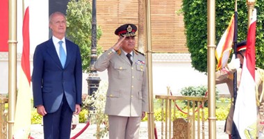 وزير الدفاع يبحث مع نظيره الأسبانى تعزيز العلاقات العسكرية بين البلدين
