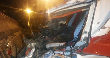 صحافة مواطن.. قارئ يشارك بصور لحادث سقوط "خرسانة" على سيارة نقل بالوراق
