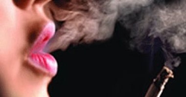 حكاية المرأة والسجائر.. من لوحات الإعلانات لثقافة "المُدخنة شمال"