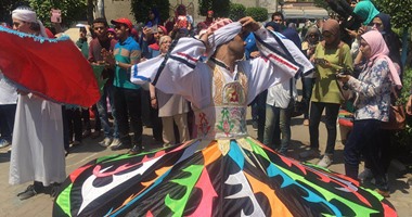 بالصور.. احتفال طلاب إعلام القاهرة بمشروع التخرج بالتنورة والرقص الإسكندرانى