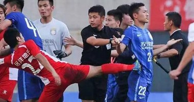 "خناقة شوارع" بين اللاعبين بعد انتهاء مباراة فى كأس الصين