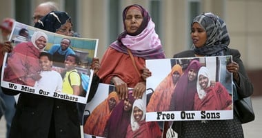 أسر صومالية تتظاهر أمام دار القضاء العالى بأمريكا للإفراج عن أبنائهم