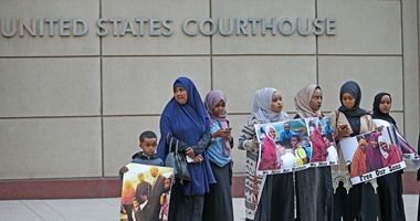 بالصور.. أسر صومالية تتظاهر أمام دار القضاء العالى بأمريكا للإفراج عن أبنائهم